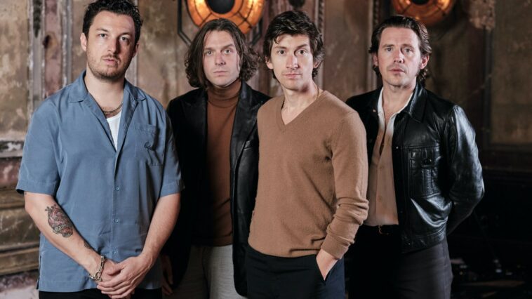 Arctic Monkeys conduce el coche al circuito de televisión del Reino Unido: ver | Noticias de Buenaventura, Colombia y el Mundo