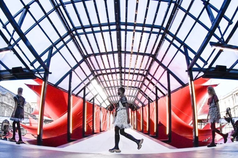 Louis Vuitton elige al artista francés Philippe Parreno para el escenario de la Semana de la Moda de París | Noticias de Buenaventura, Colombia y el Mundo