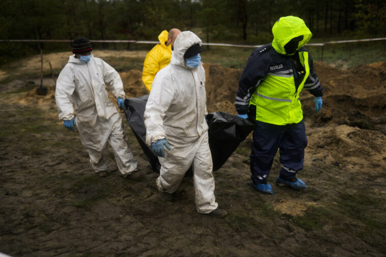 Cuerpos exhumados de fosa común en Lyman, Ucrania liberada | Noticias de Buenaventura, Colombia y el Mundo