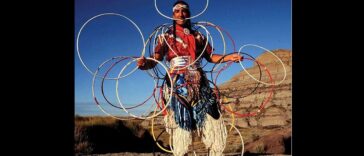 El aclamado flautista nativo americano y bailarín de aro, Kevin Locke, muere de un ataque de asma fatal | Noticias de Buenaventura, Colombia y el Mundo