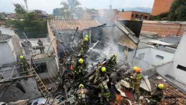 Avioneta se desploma sobre edificios en Medellín, Colombia, dejando al menos 8 muertos | Noticias de Buenaventura, Colombia y el Mundo