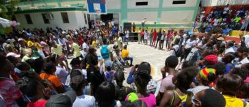 Jóvenes haitianos se unen entre deportes, aretes y mermelada de piña | Noticias de Buenaventura, Colombia y el Mundo