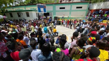 Jóvenes haitianos se unen entre deportes, aretes y mermelada de piña | Noticias de Buenaventura, Colombia y el Mundo