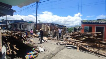 Se entregaron ayudas humanitarias a las familias afectadas tras colapso de viviendas en el barrio Alberto Lleras Camargo  | Noticias de Buenaventura, Colombia y el Mundo