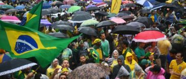 Convencidos de fraude electoral, bolsonaristas acampan frente a cuarteles en Brasil