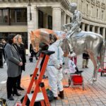 Mientras continuaban las conversaciones climáticas de la ONU en Egipto, los manifestantes atacaron simultáneamente esculturas en tres ciudades europeas | Noticias de Buenaventura, Colombia y el Mundo