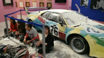 Activistas climáticos arrojan harina sobre BMW Art Car pintado por Warhol en Milán | Noticias de Buenaventura, Colombia y el Mundo