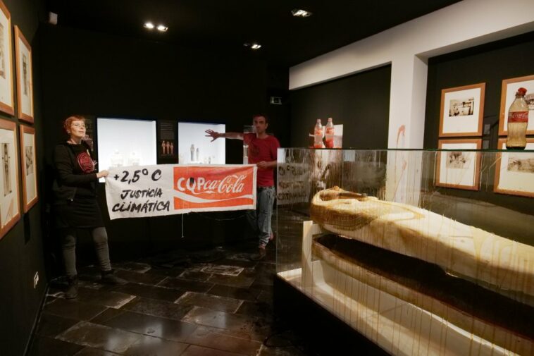 Activistas climáticos vierten limo en réplica de momia en museo español | Noticias de Buenaventura, Colombia y el Mundo