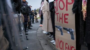 La comunidad de Westbury promete acampar frente a la estación de policía hasta que se detenga la violencia relacionada con las pandillas | Noticias de Buenaventura, Colombia y el Mundo