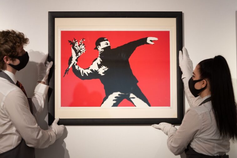 Banksy parece alentar a los fanáticos a robar de Guess después de que la marca use su arte en la cápsula de ropa | Noticias de Buenaventura, Colombia y el Mundo