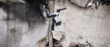 Banksy presenta un nuevo trabajo en un edificio parcialmente destruido en Ucrania | Noticias de Buenaventura, Colombia y el Mundo