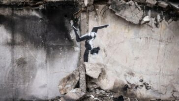 Banksy presenta un nuevo trabajo en un edificio parcialmente destruido en Ucrania | Noticias de Buenaventura, Colombia y el Mundo
