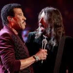 Rock Hall 2022: mira a Lionel Richie interpretar "Easy" con Dave Grohl de Foo Fighters | Noticias de Buenaventura, Colombia y el Mundo