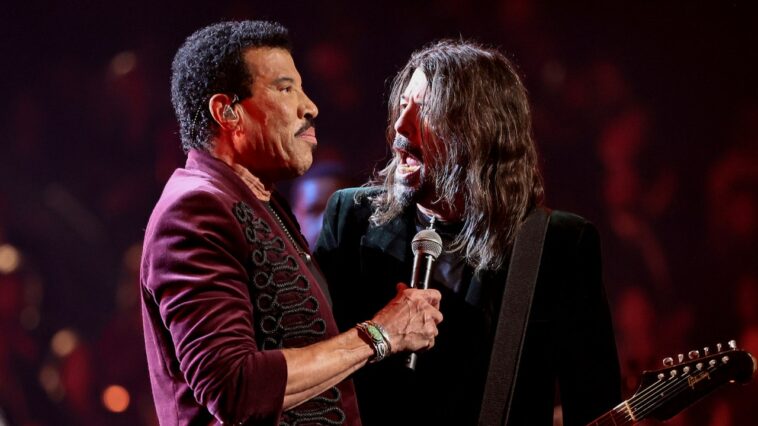 Rock Hall 2022: mira a Lionel Richie interpretar "Easy" con Dave Grohl de Foo Fighters | Noticias de Buenaventura, Colombia y el Mundo