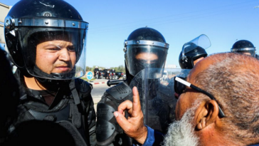 La policía tunecina dispersa a los manifestantes cerca de la sede de la cumbre de la Francofonía | Noticias de Buenaventura, Colombia y el Mundo