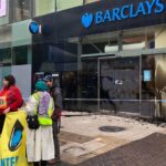 Sucursal de Barclays Birmingham desfigurada en protesta por el cambio climático | Noticias de Buenaventura, Colombia y el Mundo
