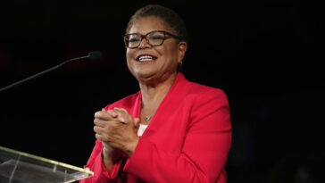 LA elige alcaldesa a la representante estadounidense Karen Bass, primera mujer negra en el cargo | Noticias de Buenaventura, Colombia y el Mundo