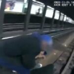 Oficiales de la policía de Nueva York capturados en video salvando a un hombre del tren subterráneo que se aproxima | Noticias de Buenaventura, Colombia y el Mundo