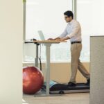 ¿Qué es el ejercicio bajo el escritorio y cómo puede ayudarte? | Noticias de Buenaventura, Colombia y el Mundo