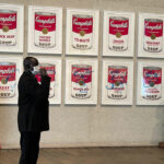Dos manifestantes climáticos garabatean tinta en impresiones de sopa Campbell de Andy Warhol en la Galería Nacional de Australia | Noticias de Buenaventura, Colombia y el Mundo