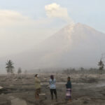 La erupción del monte Semeru en Indonesia entierra casas y daña un puente | Noticias de Buenaventura, Colombia y el Mundo