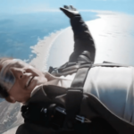 Mira a Tom Cruise agradecer a todos por el apoyo de 'Top Gun: Maverick' mientras literalmente se cae de un avión | Noticias de Buenaventura, Colombia y el Mundo