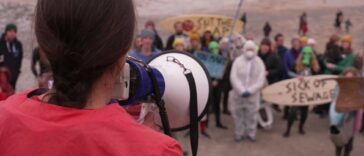 Protestas por la contaminación por desbordamiento de tormentas en Devon y Cornwall | Noticias de Buenaventura, Colombia y el Mundo