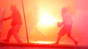 Manifestantes "desactivan" gases lacrimógenos en Perú | Noticias de Buenaventura, Colombia y el Mundo