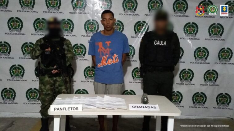 En la imagen se encuentra el procesado esposado y es custodiado por un uniformado del Ejército Nacional y un servidor del Gaula de la Policía.