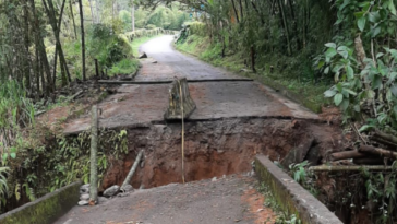 Colapso del puente La Sonadora y derrumbes en las vías tiene afectadas a varias familias de Calarcá
