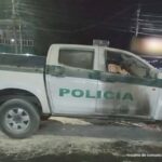 En la fotografía se observa la radiopatrulla de la Policía Nacional que intentaron quemarla en una asonada en Tumaco.