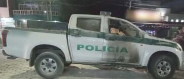 En la fotografía se observa la radiopatrulla de la Policía Nacional que intentaron quemarla en una asonada en Tumaco.