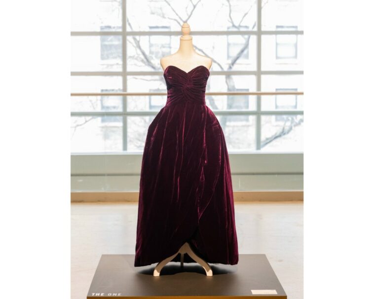 Vestido sin tirantes de la princesa Diana se vende en Sotheby's por más de $ 600,000 | Noticias de Buenaventura, Colombia y el Mundo