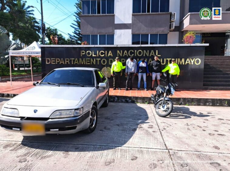 En la fotografía aparecen tres capturados, junto a personal de Policía Nacional. En la parte posterior de la imagen se ven banners de Policía Nacional y la Fiscalía General de la Nación.