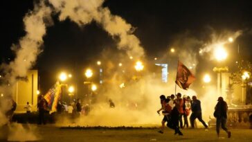 Perú frente "caos nacional" por protestas, cierre de mina y quema de edificio histórico | Noticias de Buenaventura, Colombia y el Mundo