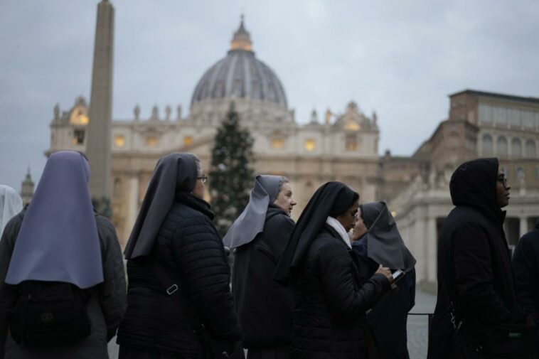 Miles hacen fila para ver el cuerpo de Benedicto XVI en el Vaticano | Noticias de Buenaventura, Colombia y el Mundo