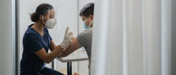 Vacunas de refuerzo de COVID: cómo una tercera dosis puede ayudar a las personas vulnerables a 'subir de nivel' su inmunidad | Noticias de Buenaventura, Colombia y el Mundo