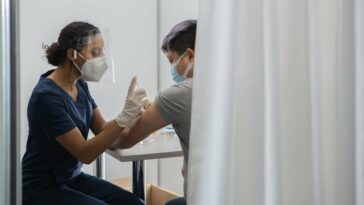 Vacunas de refuerzo de COVID: cómo una tercera dosis puede ayudar a las personas vulnerables a 'subir de nivel' su inmunidad | Noticias de Buenaventura, Colombia y el Mundo