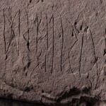 Arqueólogos en Noruega han descubierto lo que podría ser la piedra rúnica más antigua del mundo en una tumba de 2000 años | Noticias de Buenaventura, Colombia y el Mundo