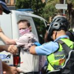 Momento en que arrestan a un manifestante en el funeral de Pell | Noticias de Buenaventura, Colombia y el Mundo