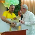 Alcalde Mohamad Dasuki, entregando el reconocimiento al Nuncio Apostólico