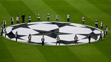Title: Media cancha con el branding de la Champions League