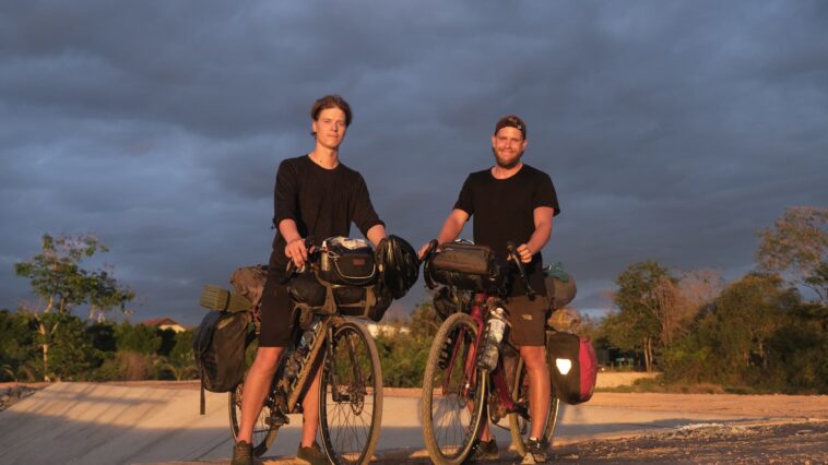 Para escapar de la carrera de ratas, esta pareja recorrió en bicicleta 15.000 km a lo largo de la ruta de Finlandia a Singapur. | Noticias de Buenaventura, Colombia y el Mundo