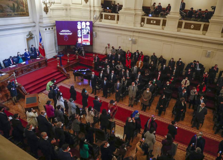 Boric renueva gabinete para mejorar gestión a un año de asumir en Chile