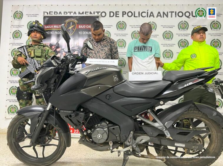 En la imagen están los procesados con funcionarios del Ejército y la Policía, y la motocicleta que habría usado en el hurto en la parte de adelante