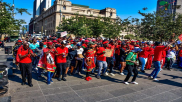 Decenas de miembros de la EFF que protestan se reúnen en Chatty Road de Nelson Mandela Bay | Noticias de Buenaventura, Colombia y el Mundo