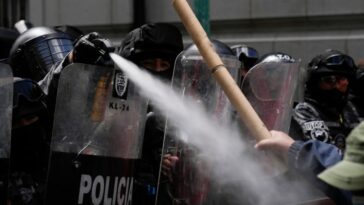 Policía arremete contra maestros públicos en Bolivia | Noticias de Buenaventura, Colombia y el Mundo