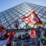 Manifestantes franceses bloquean la entrada al Louvre en medio de una huelga nacional por la nueva ley de jubilación | Noticias de Buenaventura, Colombia y el Mundo