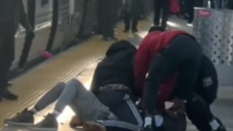 Los pasajeros del tren de Filadelfia inmovilizan al presunto pistolero hasta que llega la policía: Video | Noticias de Buenaventura, Colombia y el Mundo