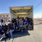 Agentes fronterizos encuentran a 58 migrantes hacinados en camión de Penske en presunto contrabando de personas | Noticias de Buenaventura, Colombia y el Mundo
